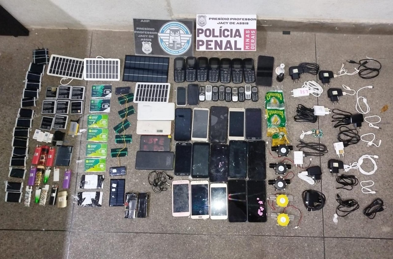 Objetos apreendidos com gari em presídio de Uberlândia