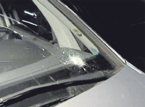 Um dos disparos atingiu o para-brisa do carro da jovem, de 22 anos