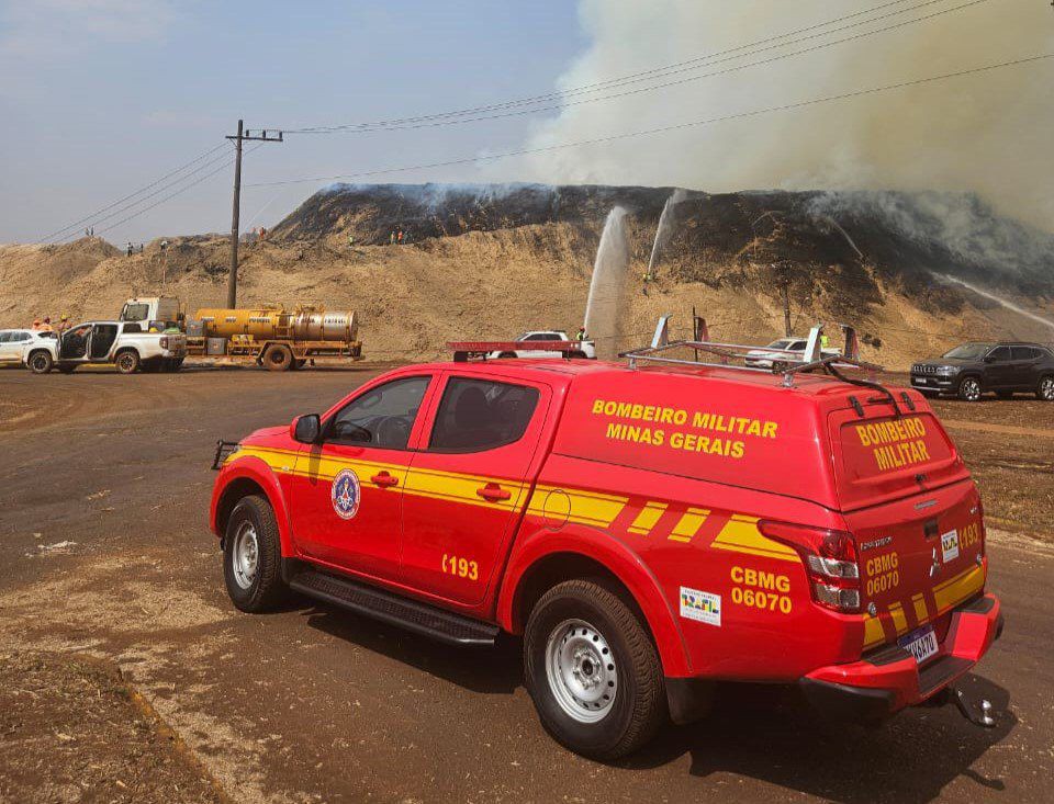 Caminhões-pipa, brigadistas e aeronaves foram usados para apagar o incêndio