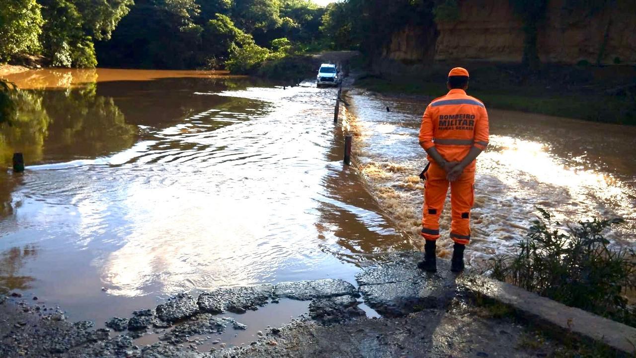 Vítima teria sido arrastada, dentro de veículo, por uma tromba d'água