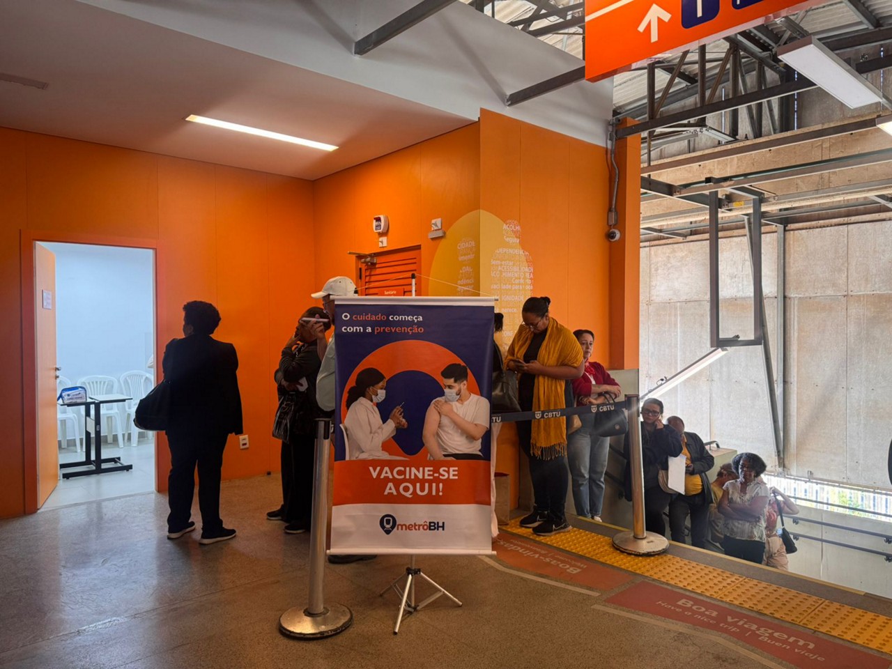 Vacinação é realizada em estações movimentadas para facilitar o o da população