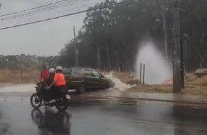 Nas imagens é possível ver um carro "atolado" no local
