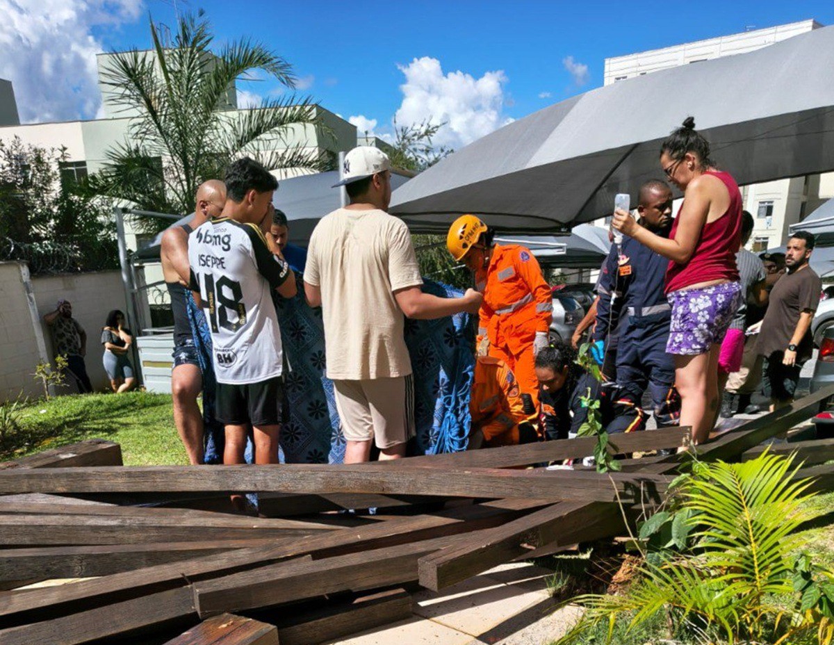 Criança morre após estrutura cair em playground na Grande BH