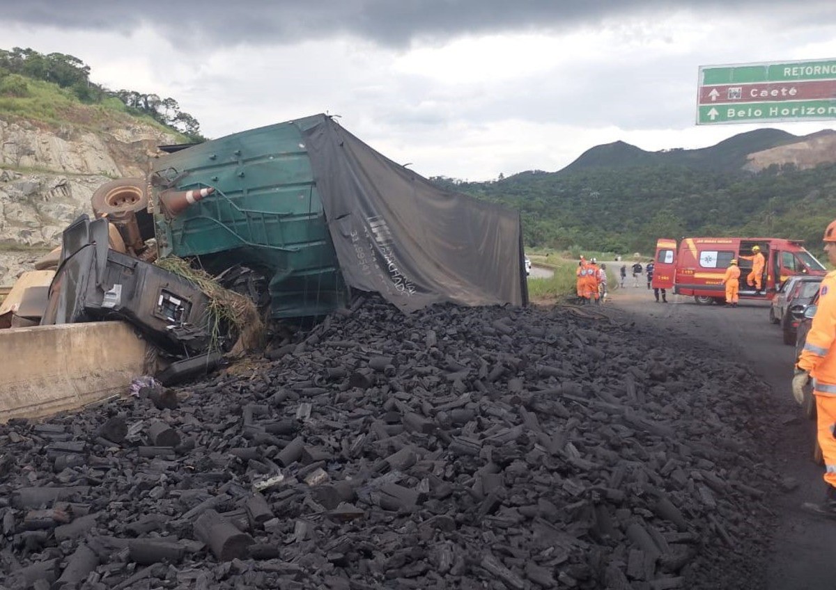 A carreta ficou pendurada entre as muretas do viaduto. O motorista morreu no local