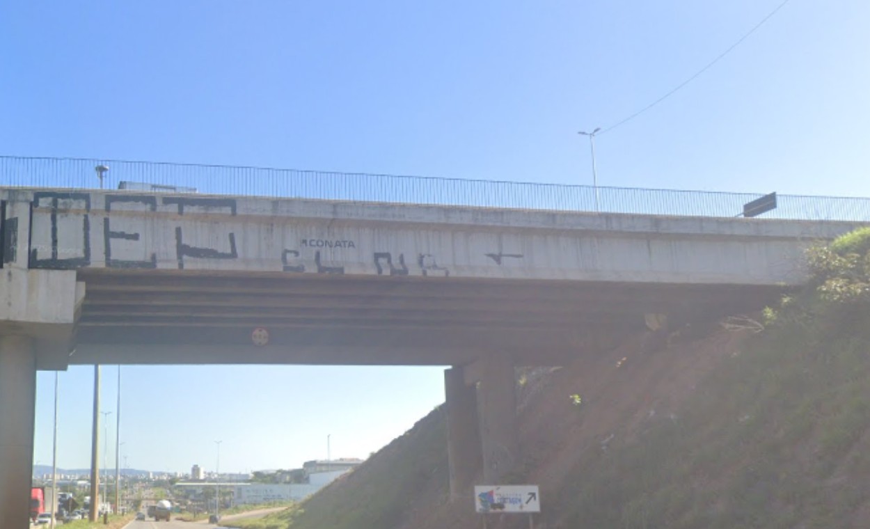 Militar tentava resgatar homem que queria pular de viaduto, mas foi puxado e os dois acabaram caindo de uma altura de 15 metros