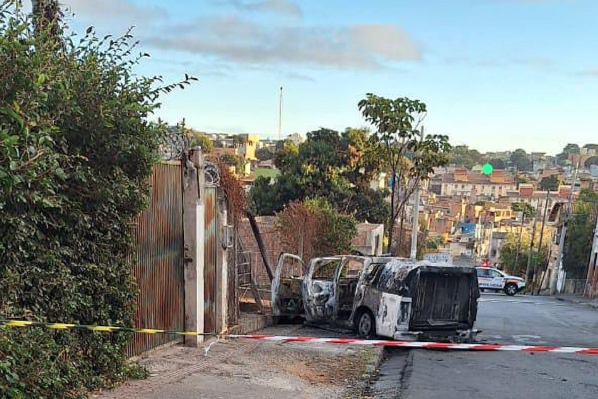A viatura ficou completamente destruída após o incêndio