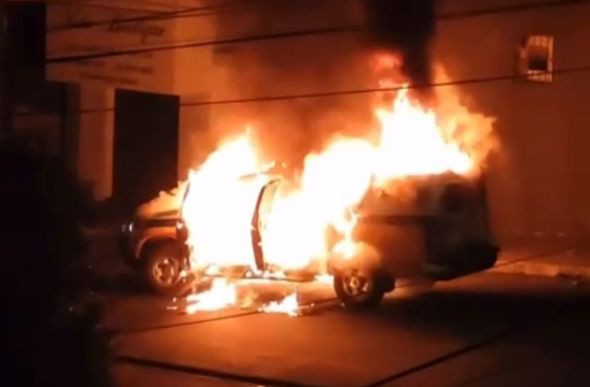 Viatura foi incendiada após uma granada explodir dentro do veículo 