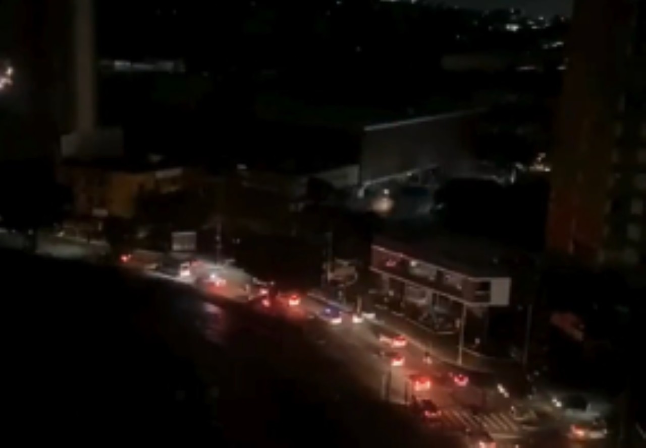 Praça Raul Soares ficou completamente no escuro após apagão