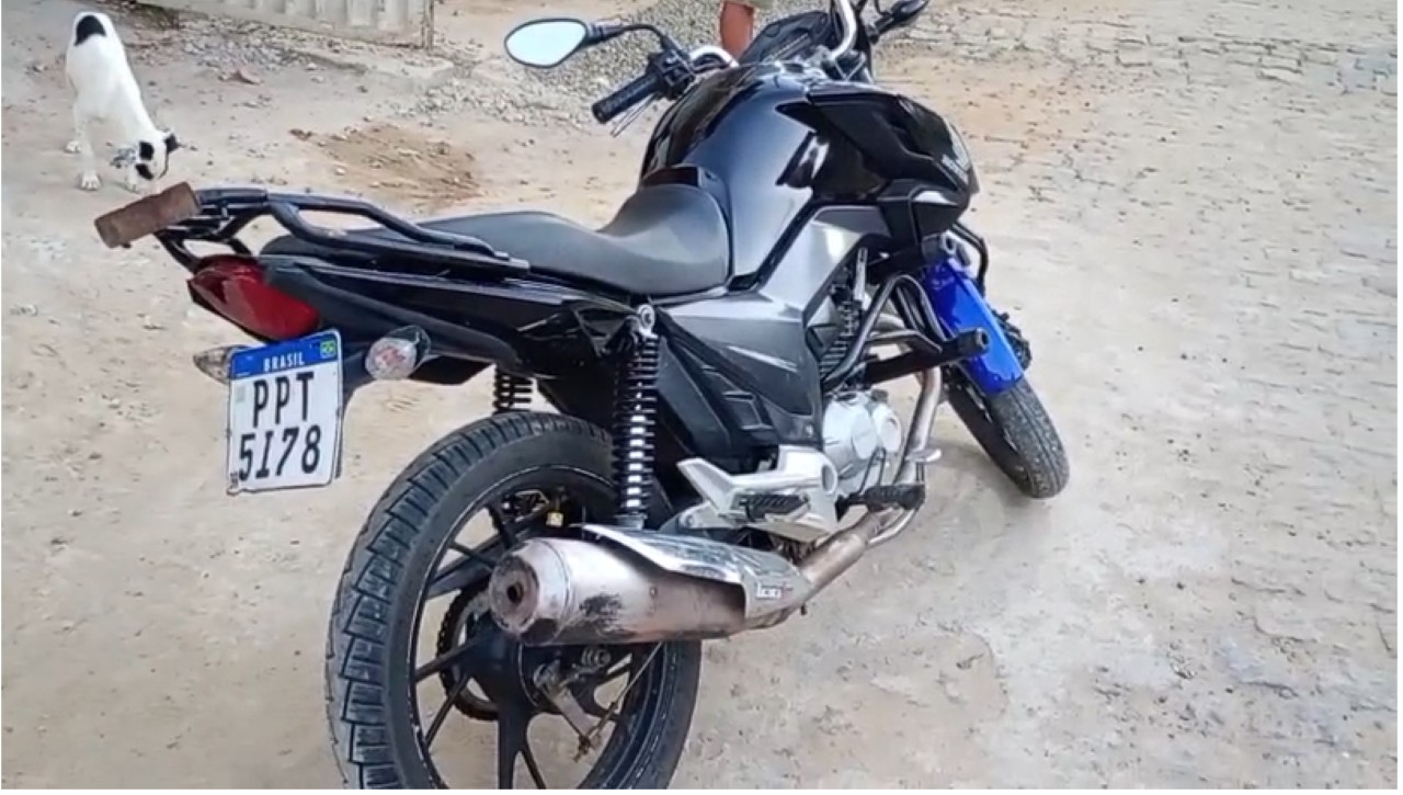 Moto foi apreendida após suspeito praticar 'rolezinho' em supermecado de Aimorés