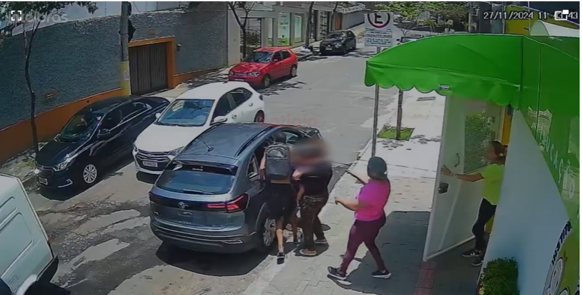 Momento em que os criminosos roubaram o carro foi registrado pelas câmeras de segurança