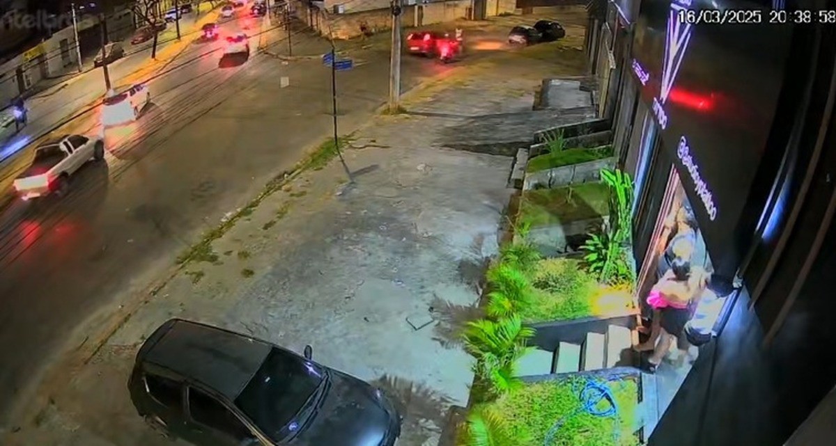 Nas imagens é possível ver o momento em que o motorista joga o carro contra o suspeito