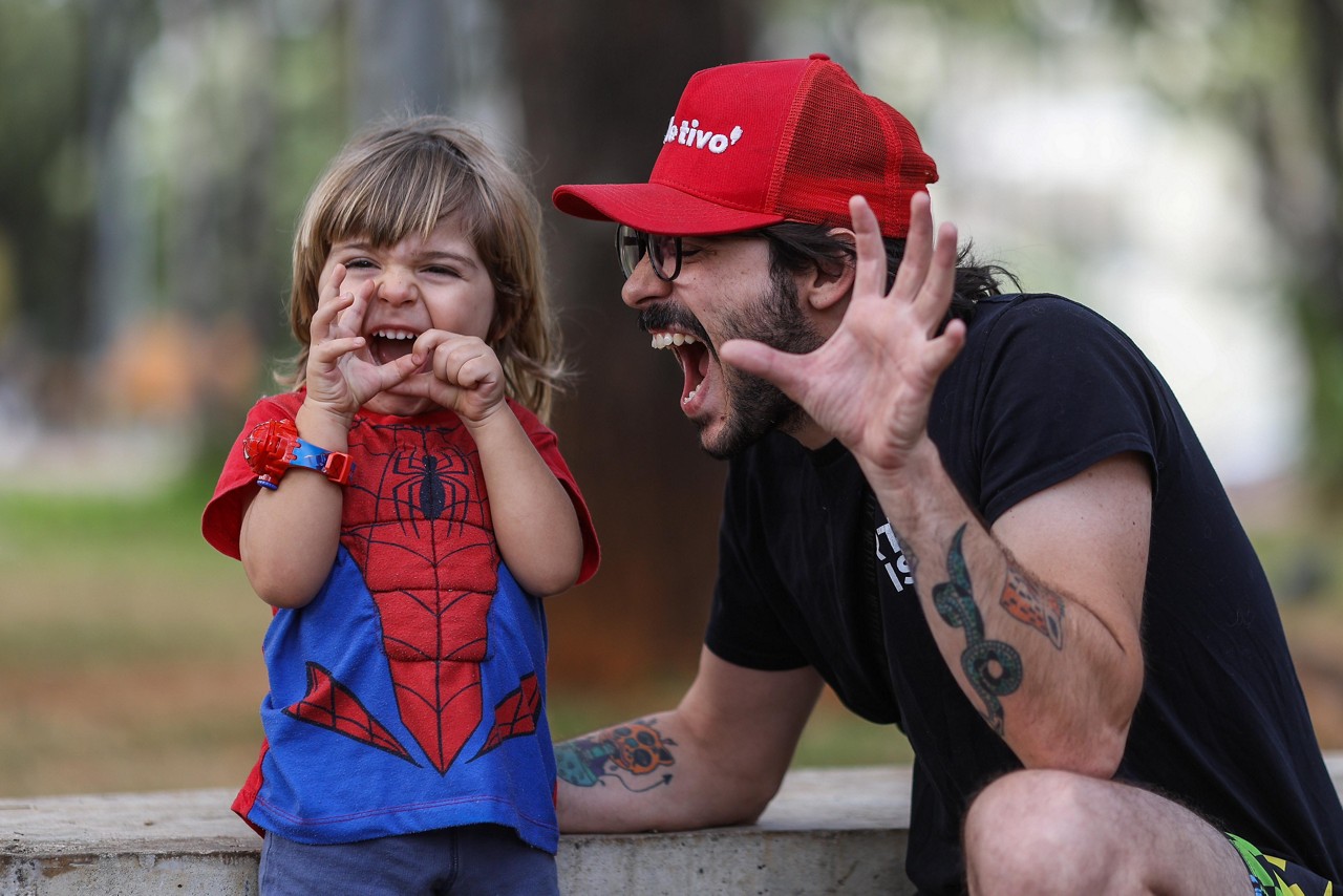 Gabriel busca entender o universo de Zig, de 2 anos, para construir uma conexão com o filho