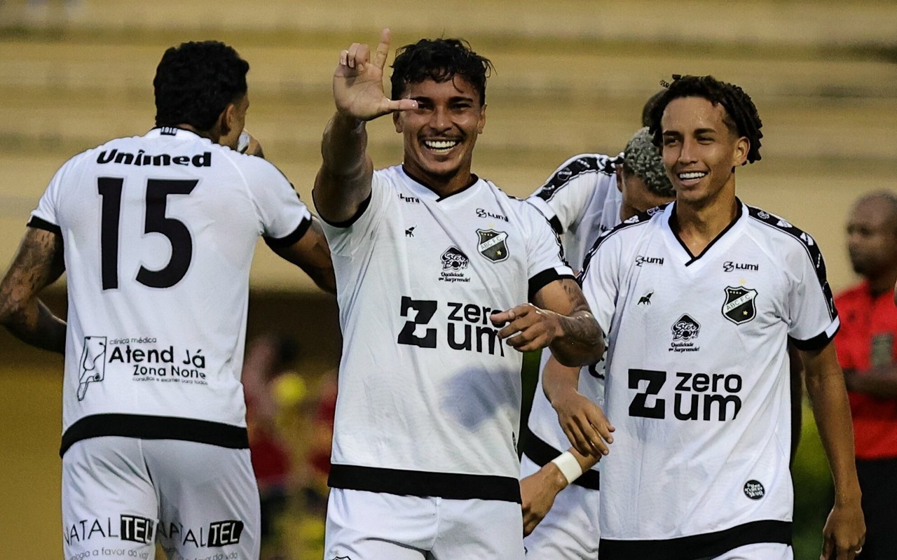 Carlos Eduardo comemora gol do ABC (Foto: Fabio Giannelli/AGIF)