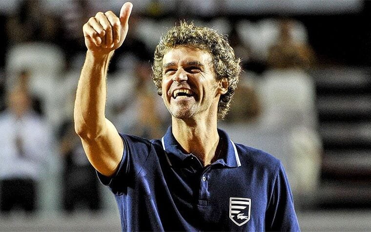 Gustavo Kuerten se aposentou aos 31 anos, após enfrentar sucessivos problemas no quadril (Foto: Marcelo Cortes/Fotoarena/Lance!)