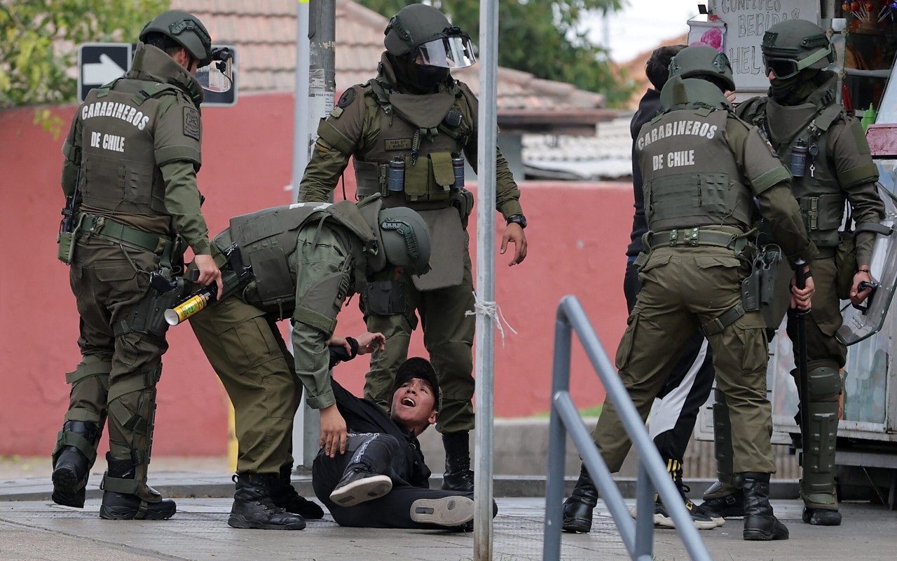 Carabineros pediram suspenso de clássico do Chile após tumulto em Colo-Colo x Fortaleza (Foto: Javier Torres/AFP)