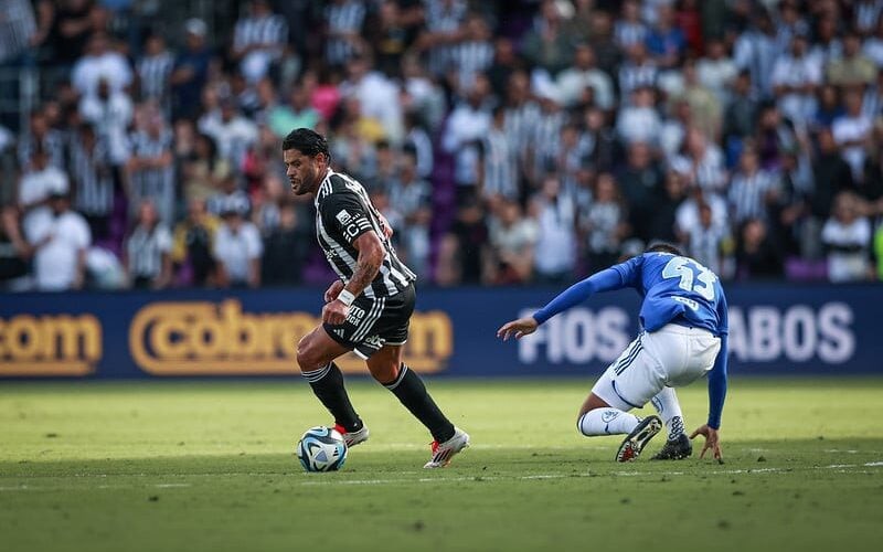 Atacante do Atlético, Hulk enta escapar da marcação de João Marcelo, do Cruzeiro, durante partida entre as equipes na pré-temporada nos EUA