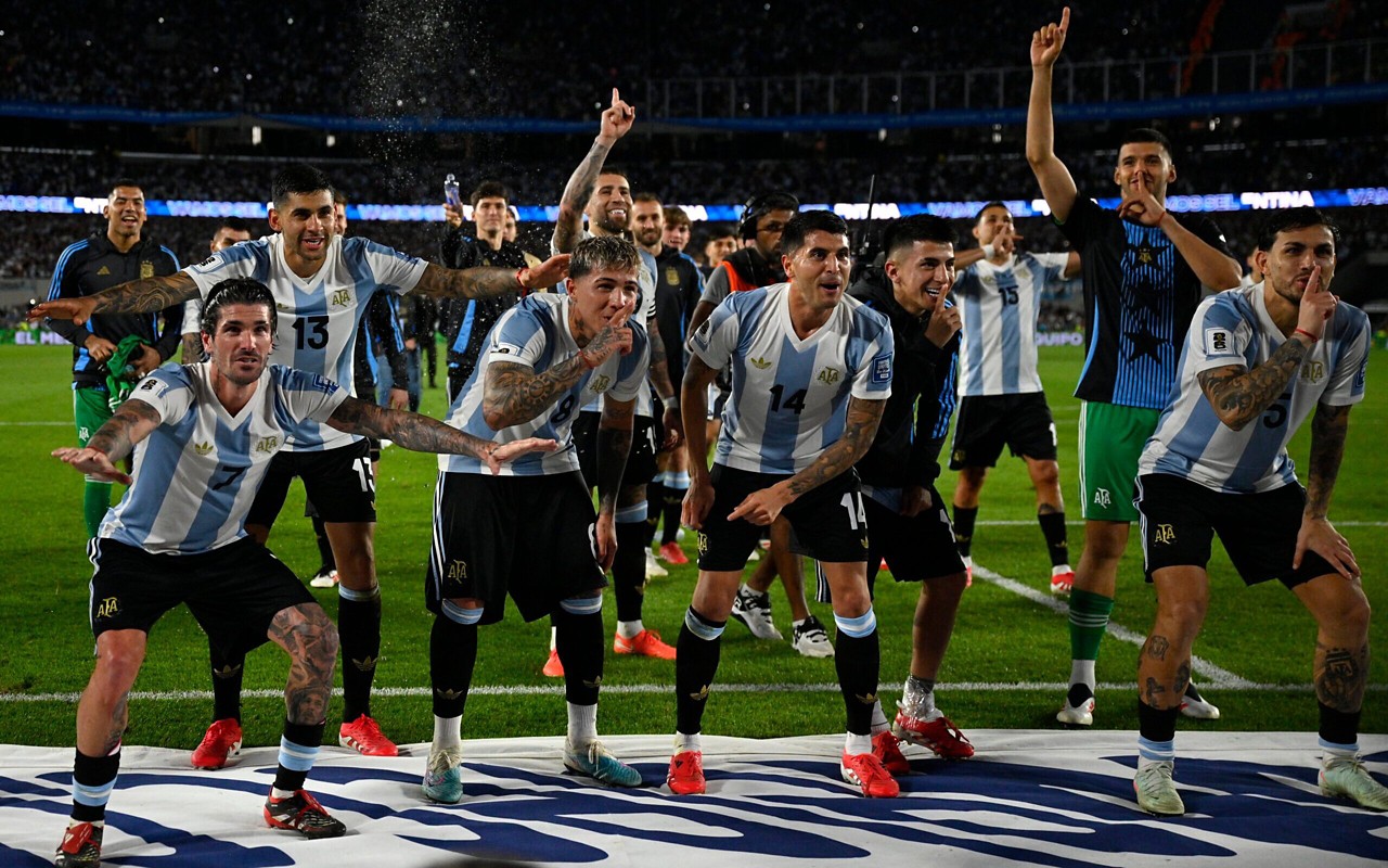 Argentina é uma das sete seleções já garantidas na Copa do Mundo de 2026, ao lado dos três países-sede e de representantes da Ásia e Oceania. (Foto: Luis Robayo/AFP)