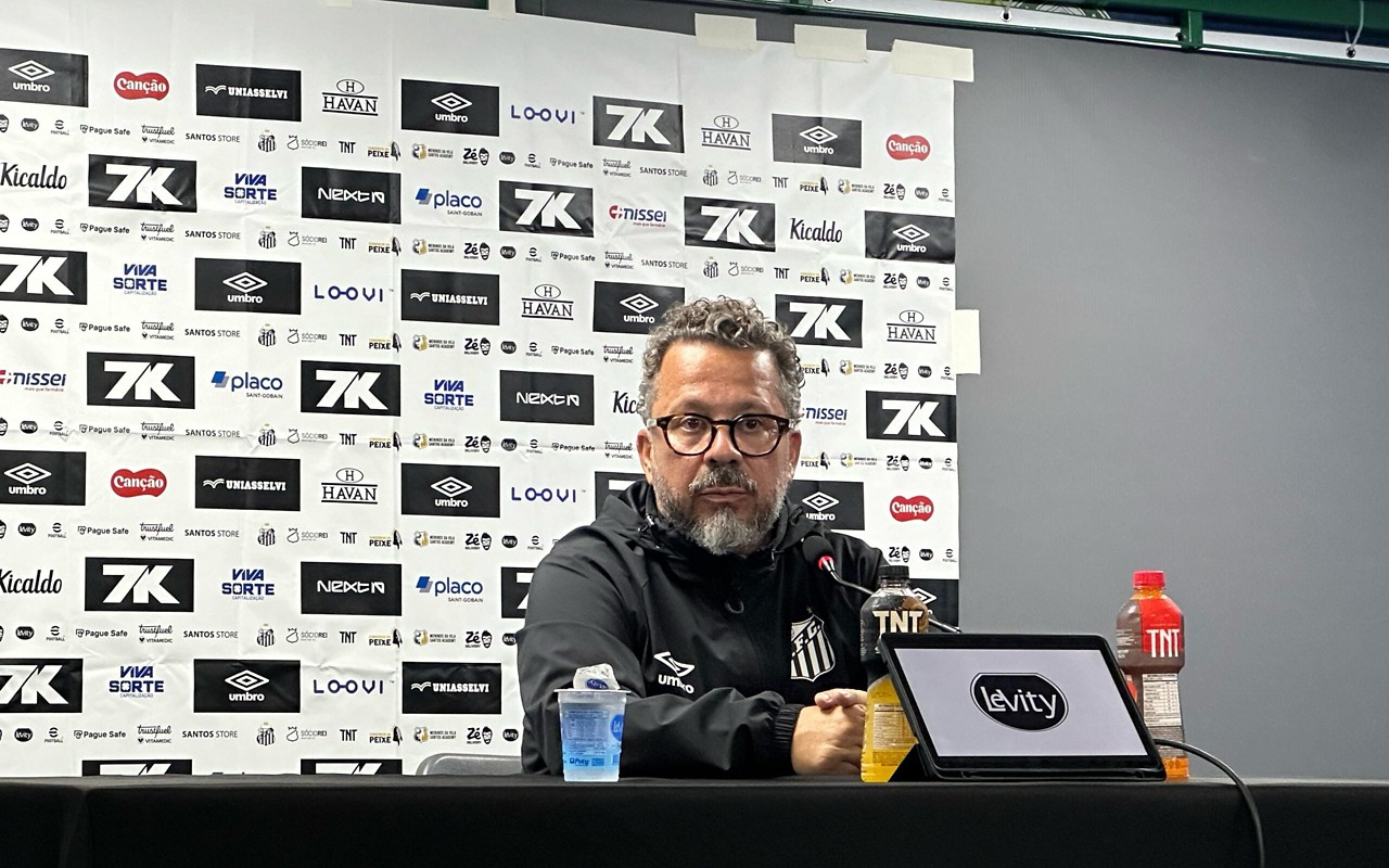 Cléber Xavier comanda o time do Santos pela terceira vez na temporada. (Foto: Juliana Yamaoka/ Lance)