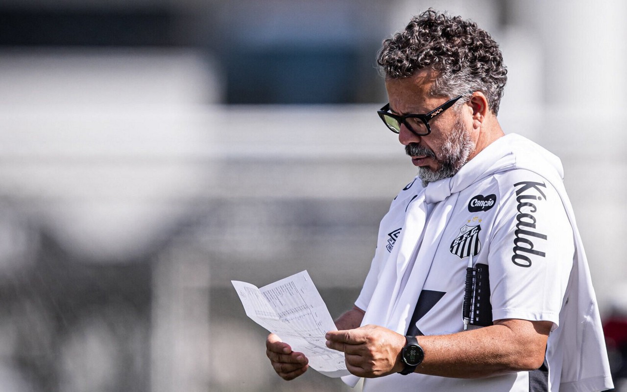 Cleber Xavier tem dúvidas para o duelo diante do Flamengo (Foto: Raul Baretta/ Santos FC)