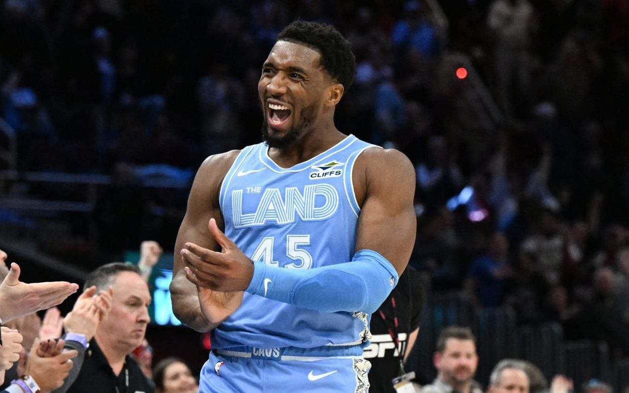 Donovan Mitchell comemorando vitória do Cleveland Cavaliers sobre o Heat (Foto: Brian Kolin/NBAE/Getty Images via AFP)