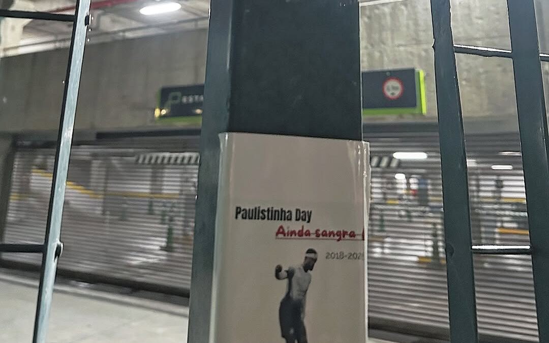 Cartaz com Memphis foi colado em frente ao estádio do Palmeiras