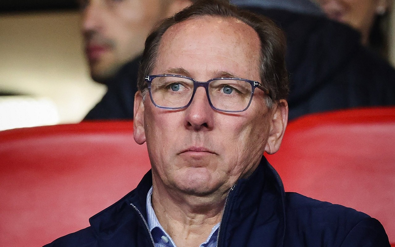 John Textor acompanha jogo do Lyon contra o Monaco, pelo Campeonato Francês (Foto: Clement Mahoudeau/AFP)