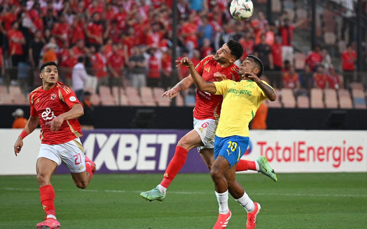 Lucas Ribeiro, do Mamelodi Sundowns, e Yasser Ibrahim disputam a bola na semifinal da Champions League Africana (Foto: Khaled Desouki/AFP)