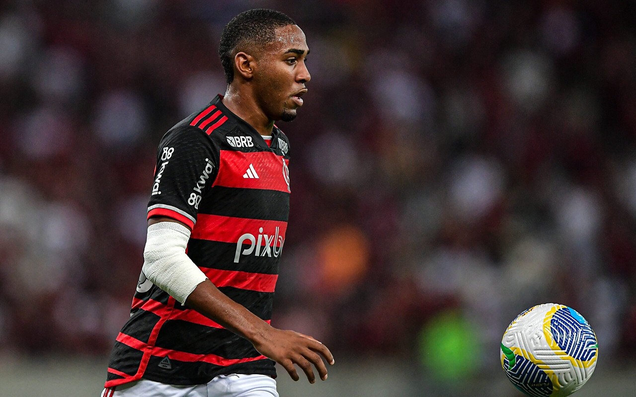 Lorran em ação pelo Flamengo (Foto: Thiago Ribeiro/AGIF)