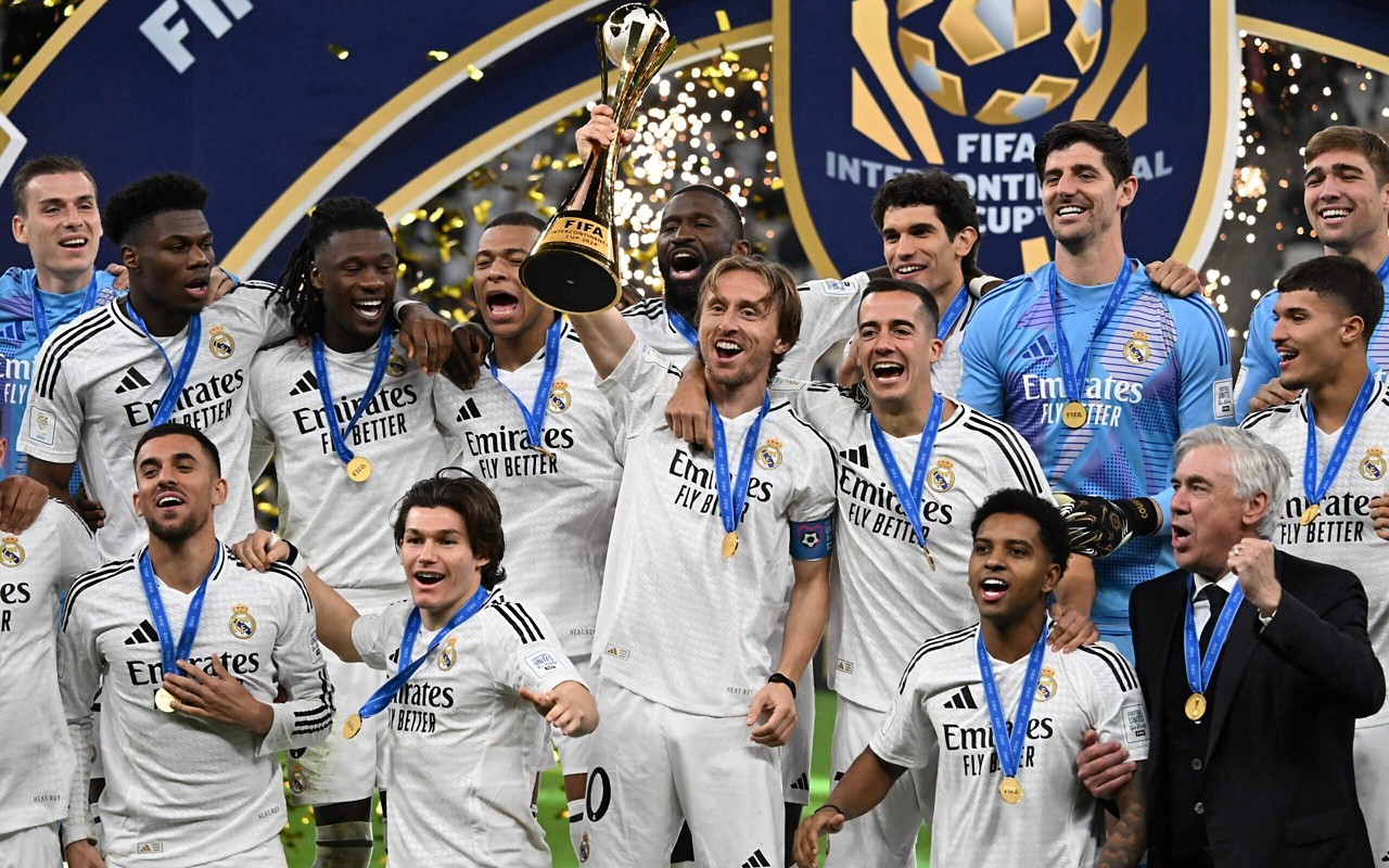 Elenco do Real Madrid comemorando o título do Mundial de Clubes de 2024 (Foto: Mahmud HAMS / AFP)