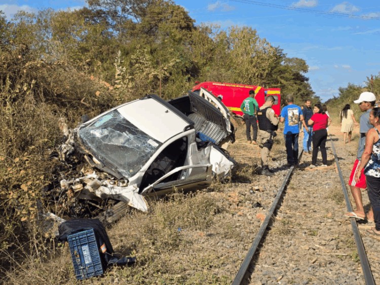 Colisão entre automóvel e locomotiva mobiliza Corpo de Bombeiros em Nova Porteirinha