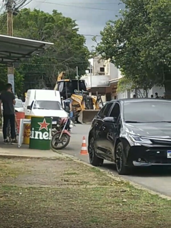 Colisão entre bicicleta e retroescavadeira deixa duas crianças feridas em Montes Claros