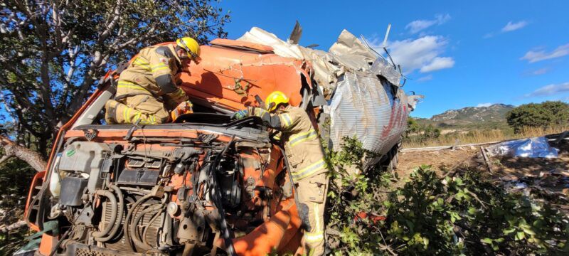 Colisão entre carreta e caminhão deixa um morto na BR-251, em Salinas