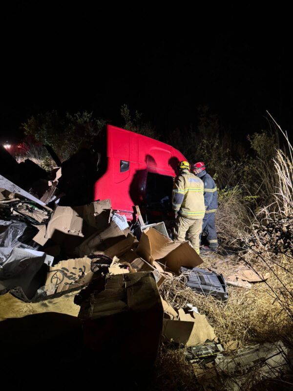 Colisão entre carretas deixa um morto e dois feridos na BR-251, em Salinas