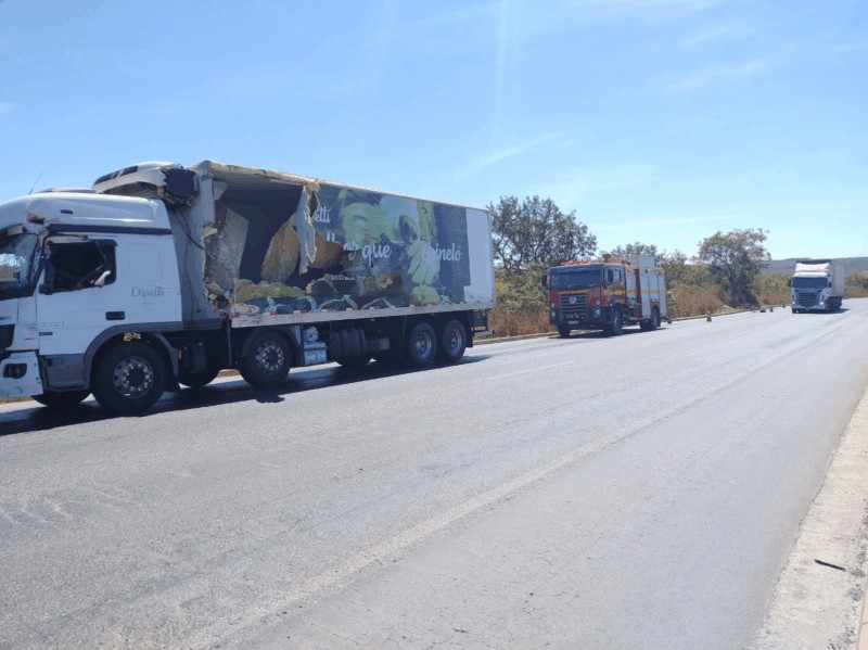Colisão entre carretas interdita trecho da BR-251, em Francisco Sá