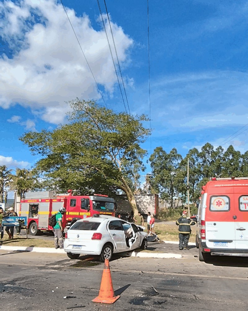 Colisão entre carro e carreta deixa mulher ferida na BR-251, em Francisco Sá