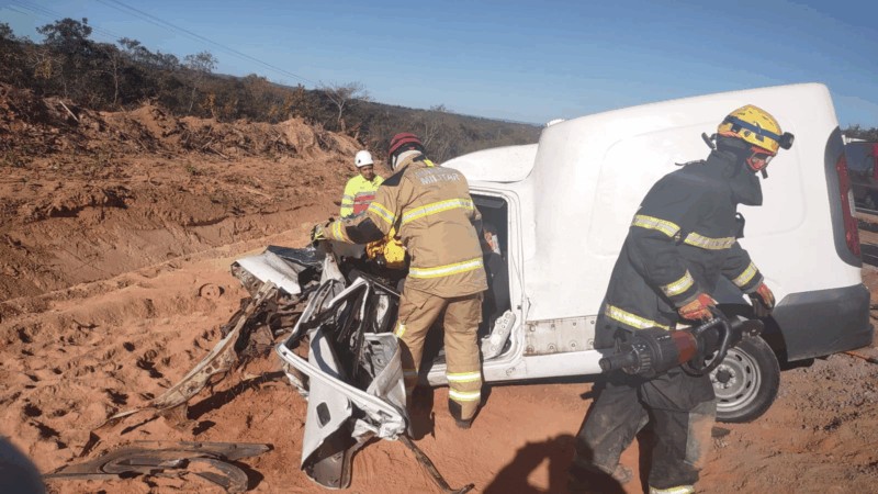 Colisão entre fiorino e caminhão deixa motorista ferido na MGC-135