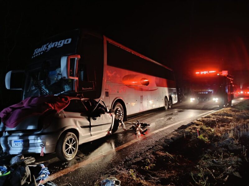 Colisão entre ônibus de romeiros e carro de passeio deixa cinco mortos na MG-122, em Janaúba