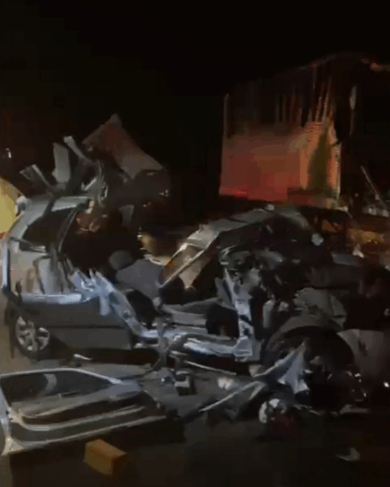 Colisão grave entre carro e carreta na BR-251 deixa cinco pessoas feridas