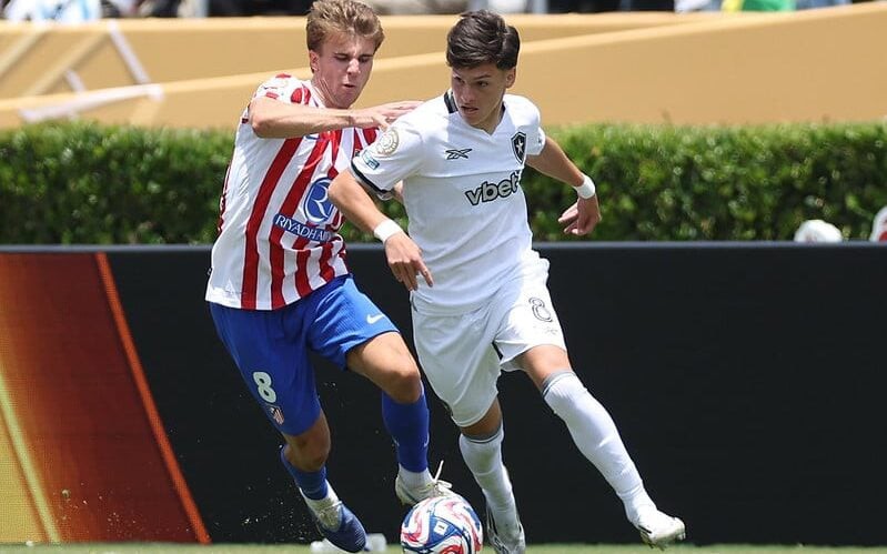 Álvaro Montoro, de apenas 18 anos, em ação contra o Atlético de Madrid (Vítor Silva/Botafogo)