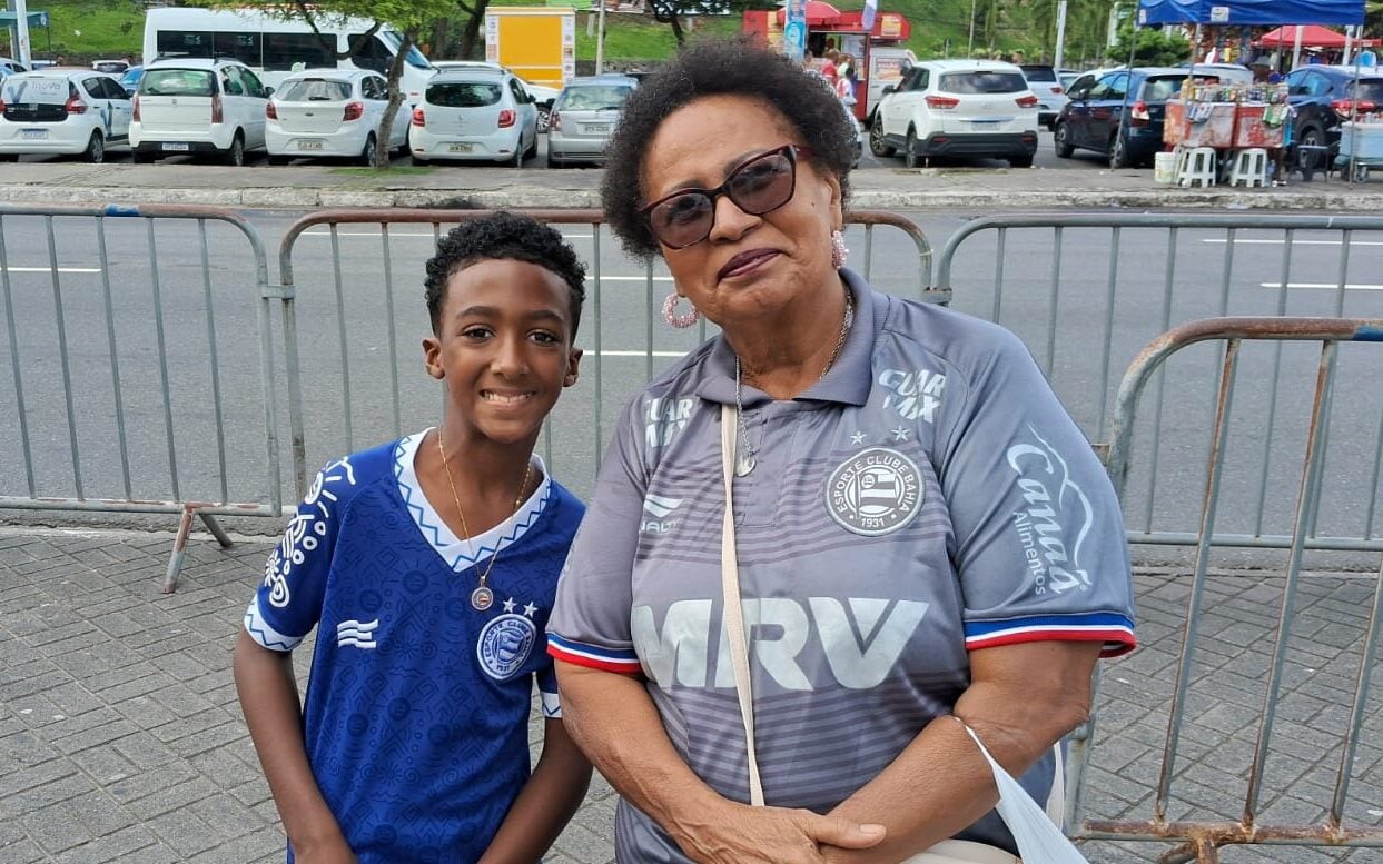 Emanuel e Sônia, torcedores do Bahia, acompanham jogo do Bahia feminino na Fonte Nova. (Foto: Rafael Carmo / Lance!)