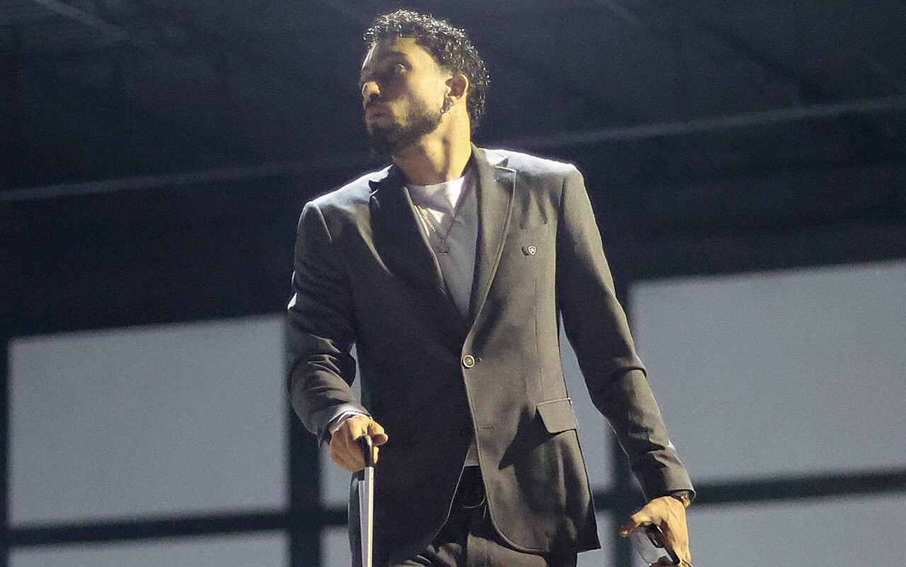 Alex Telles durante o embarque do Botafogo (Foto: Vítor Silva/Botafogo)