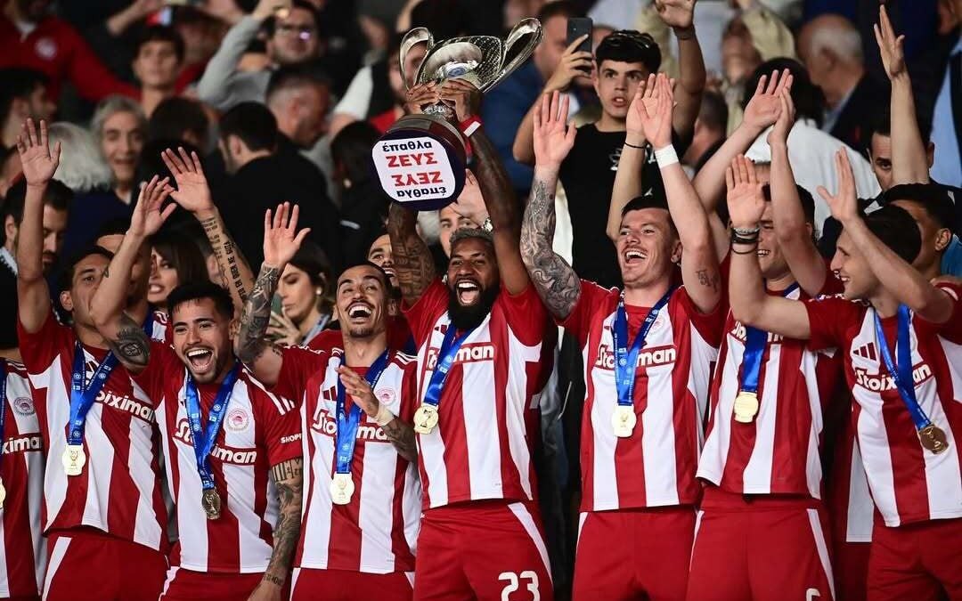 Rodinei comemora assistência para primeiro gol do Olympiacos na final da Copa da Grécia (Foto: Instagram/@olympiacosfc)
