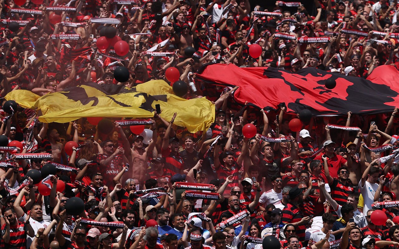 Torcedores do Flamengo na entrada do time para duelo com o Chelsea no Mundial (Foto by Franck Fife / AFP)