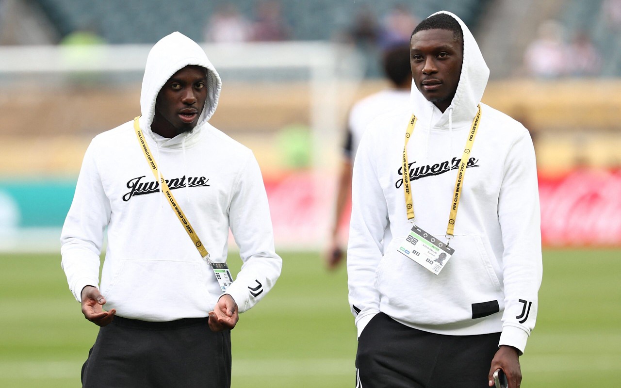 Weah e Kolo Muani na chegada para Juventus x Wydad Casablanca (Foto: Franck Fife / AFP)