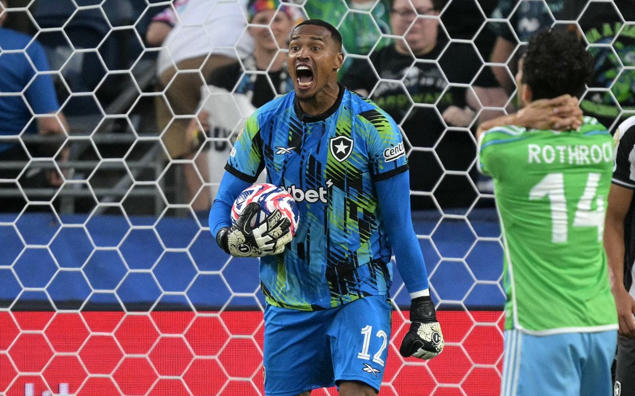John salvou o Botafogo na primeira rodada do Mundial (Foto: Juan Mabromata/AFP)