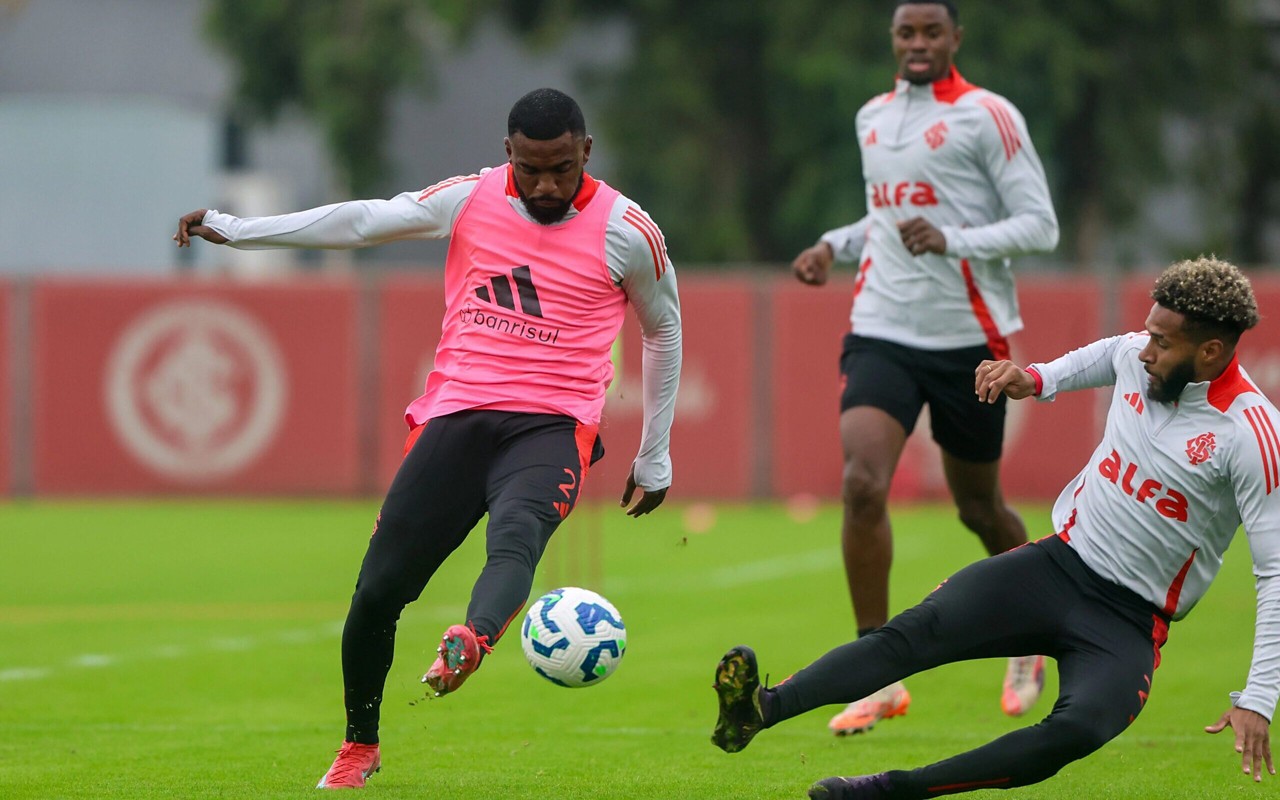 Ramon, lateral-esquerdo, e Wesley, atacante. em treino do Internacional (Foto: Ricardo Duarte/SC Internacional)