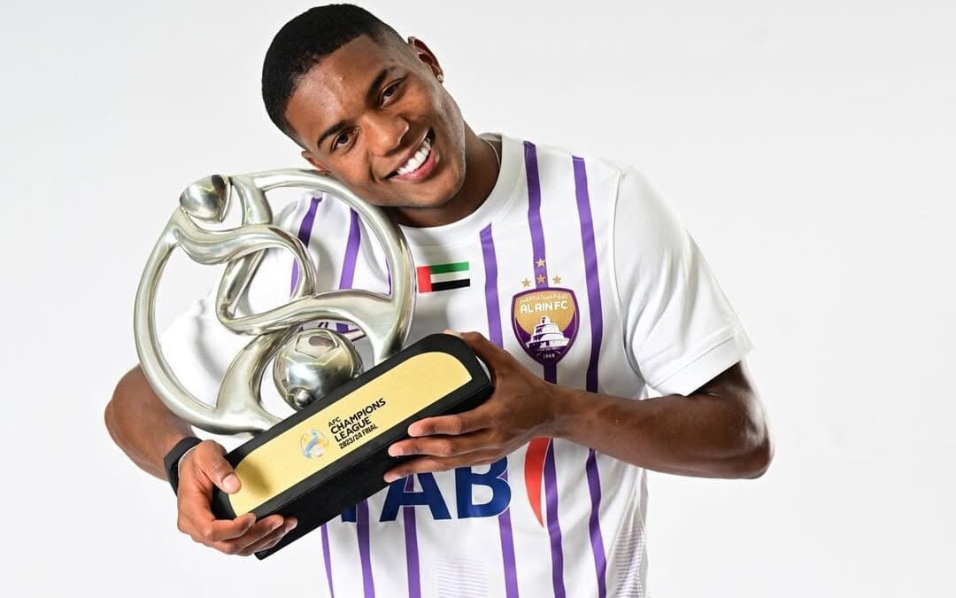 Jonatas Santos com o troféu da Champions League da Ásia conquistado pelo Al-Ain (Foto: Reprodução / Instagram)