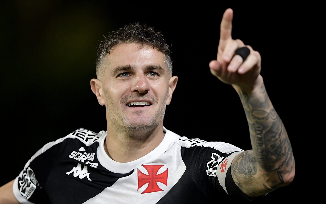 Vegetti comemora seu gol pelo Vasco (Foto: Thiago Ribeiro/AGIF)