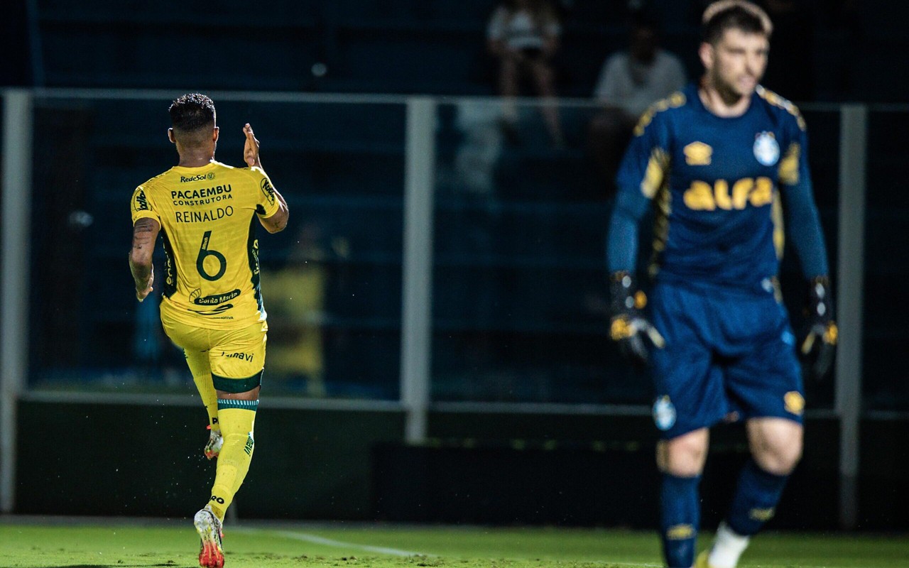 Reinaldo comemora segundo gol do Mirassol sobre o Grêmio. (Foto: Pedro Zacchi/Agência Mirassol)