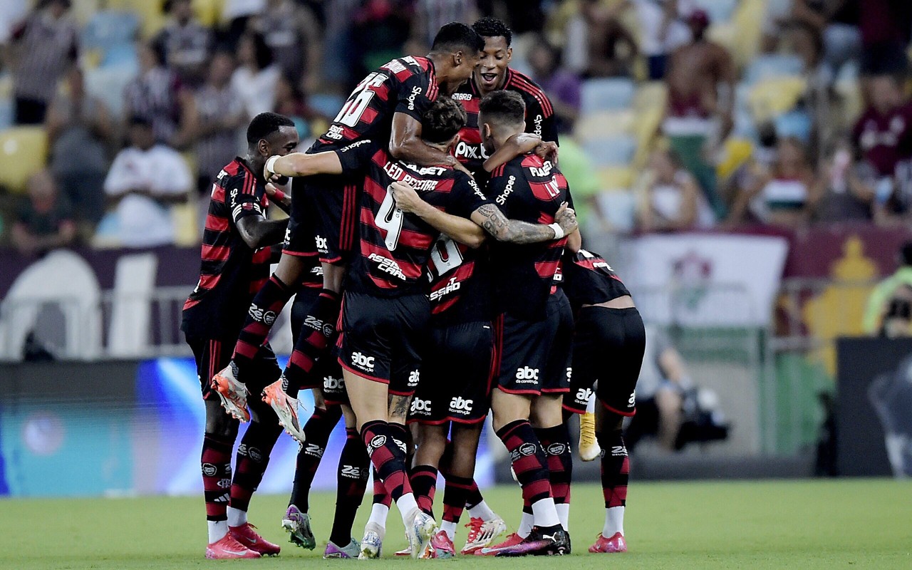 Jogadores do Flamengo comemoram gol marcado por Wesley sobre o Fluminense (Foto: Alexandre Loureiro/AGIF)